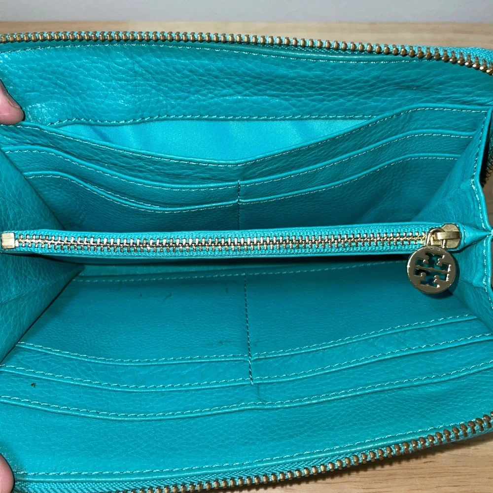 Tory Burch Amanda Zip Around Wallet Turquoise‎ Blue Pebbled Leather Gold Logo